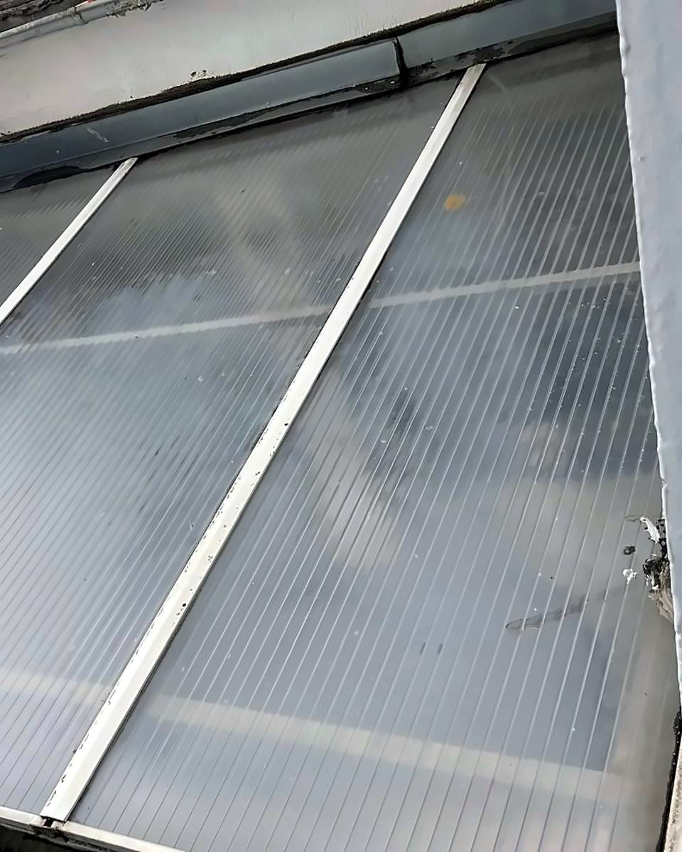 Gereinigte, lichtdurchlässige Stegplatten einer Überdachung