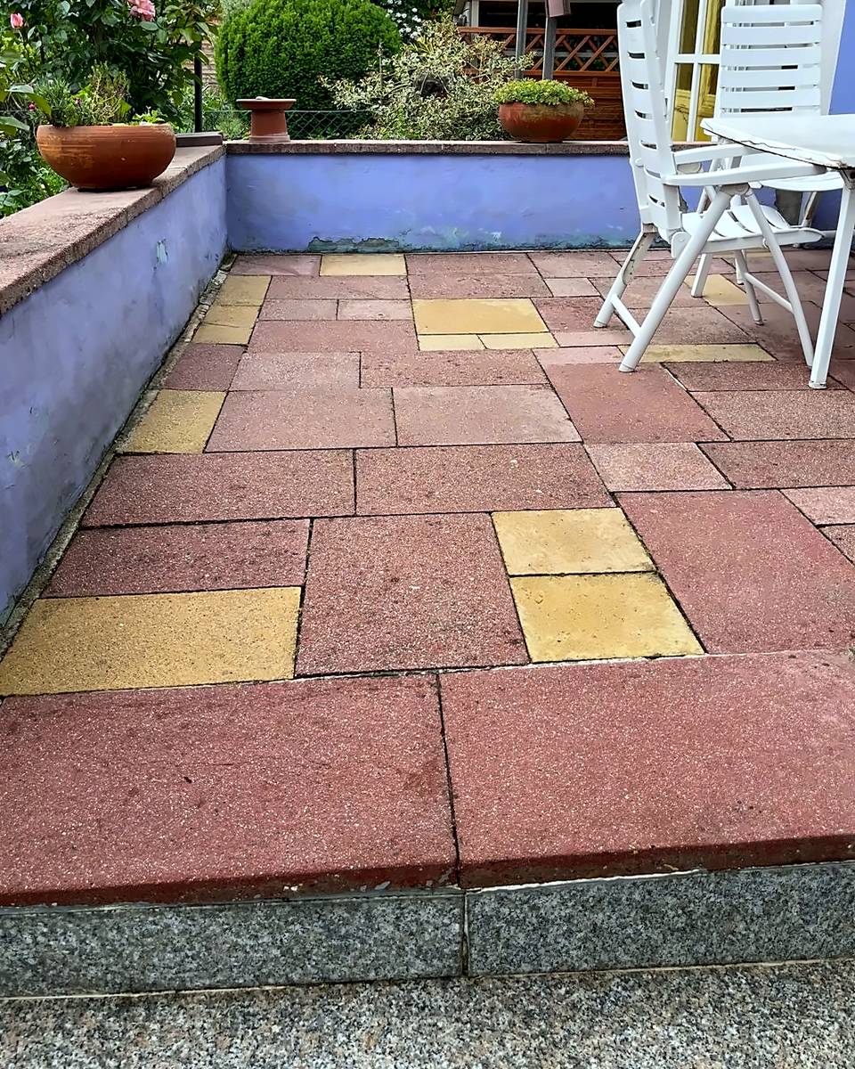 Terrasse mit roten und gelben Betonplatten