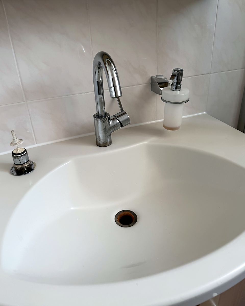 Gereinigter Waschtisch mit Armatur und Seifenspender