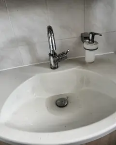Waschtisch im Bad vor der Reinigung durch MEMI
