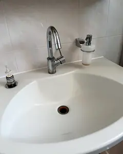 Waschtisch im Bad nach der Reinigung durch MEMI